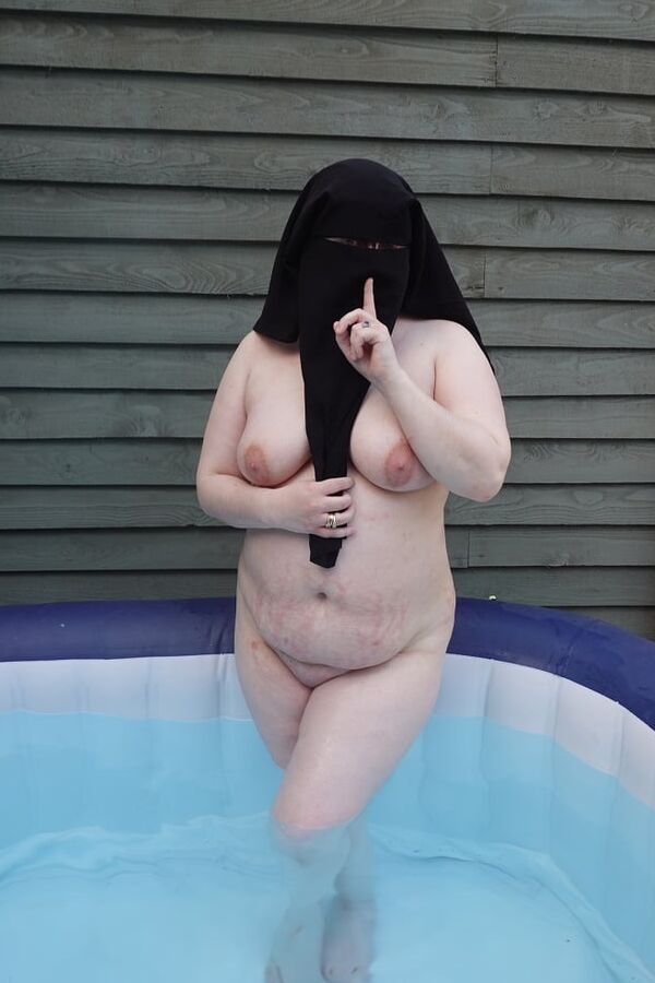 Niqab nude in Hot tub