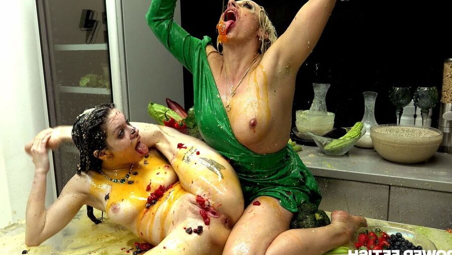 Anna de Ville Fucks Veg