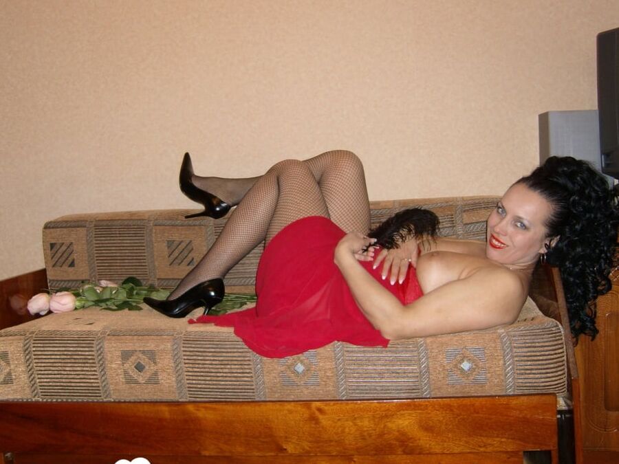 Mature loves using her fingers for pleasure