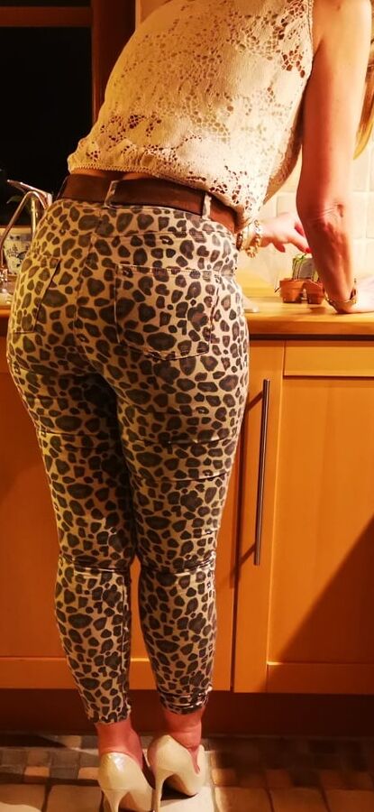 Me in leopard leggins