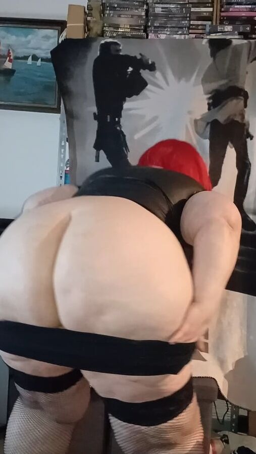 Karcelyne striptease and blow-job
