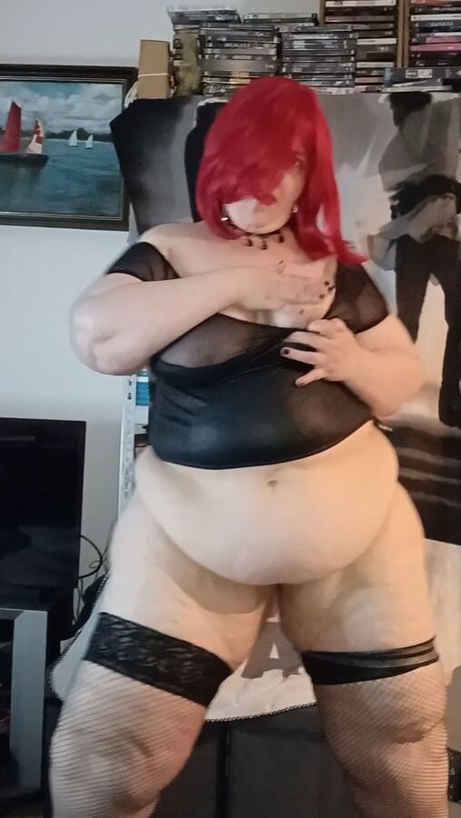 Karcelyne striptease and blow-job