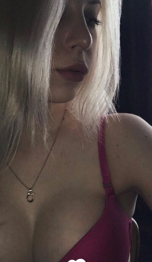 Lonely blonde MILF taking some hot selfies