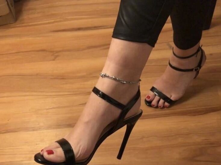 High Heel Sandals and Leggings Masturbation