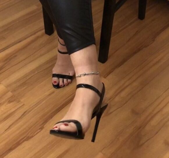 High Heel Sandals and Leggings Masturbation