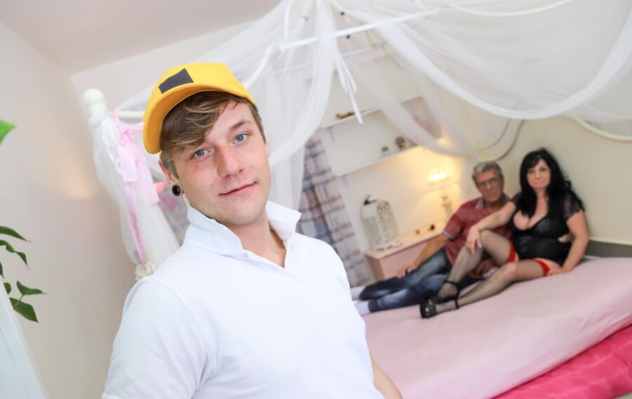 Uncle shares new girlfriend at GroupMams