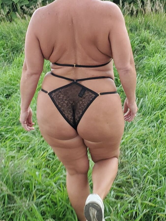 Mature milf in black lingerie