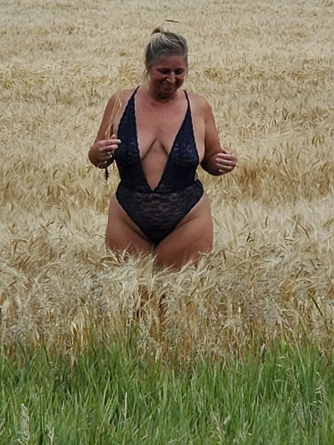Mature milf in black lingerie