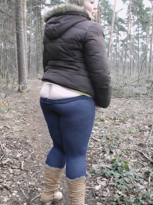 Deutsches Teen zieht sich im Wald aus