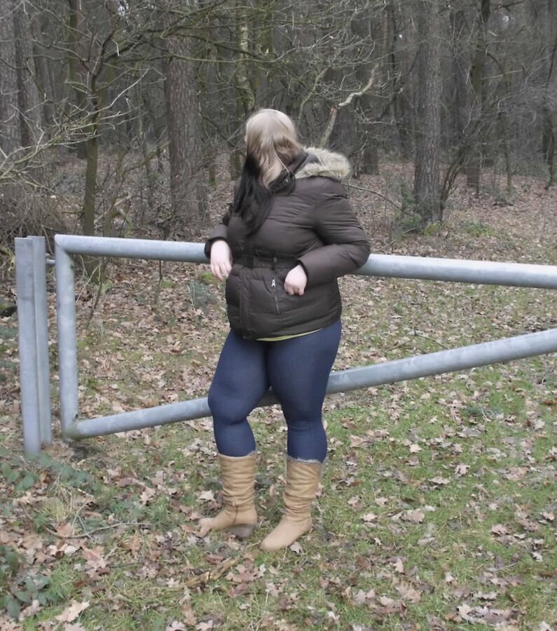 Deutsches Teen zieht sich im Wald aus