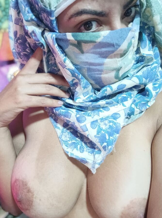 Real ArabMuslim Mommy Showing Pussy, Ass And Islamic Tits!