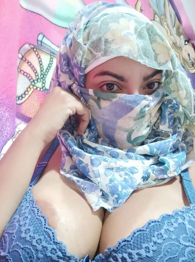 Real ArabMuslim Mommy Showing Pussy, Ass And Islamic Tits!