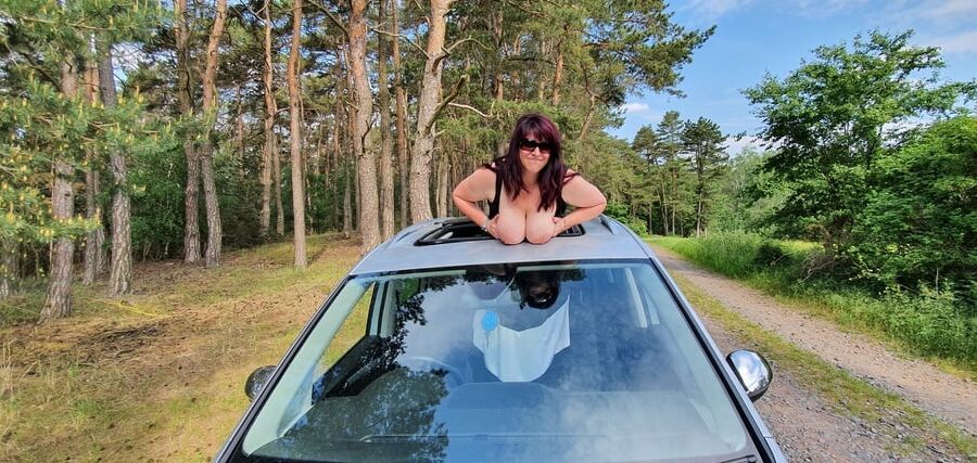 Beatiful busty bbw in germany car in czech wood :-)