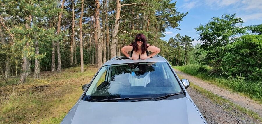 Beatiful busty bbw in germany car in czech wood :-)