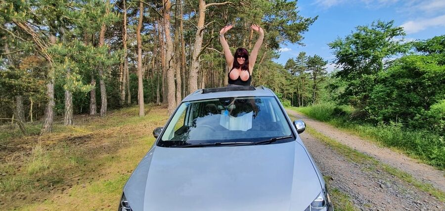 Beatiful busty bbw in germany car in czech wood :-)