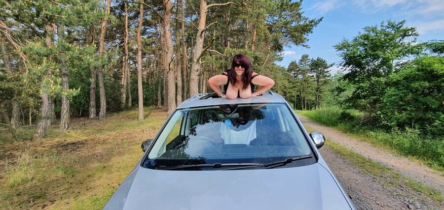 Beatiful busty bbw in germany car in czech wood :-)