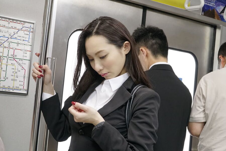 Hasumi Yoshioka :: Beautiful Office Lady In The Train - CARI