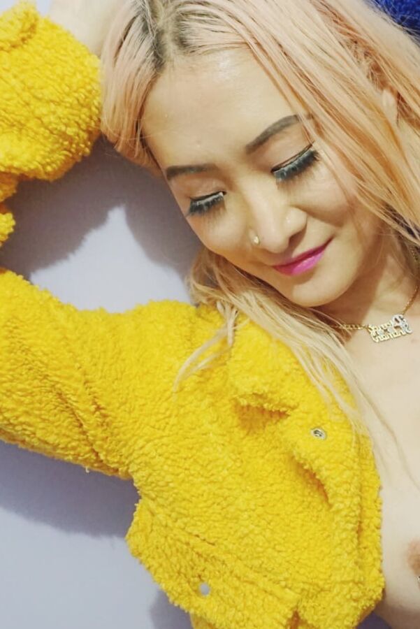 Am I sexy in Blue & Yellow ?
