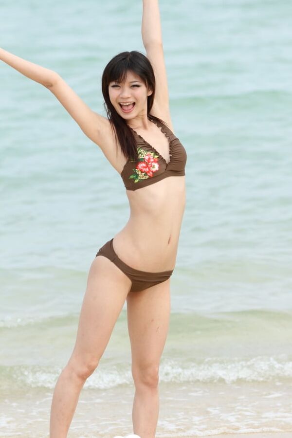 Cutie in a swimsuit knows how to suck