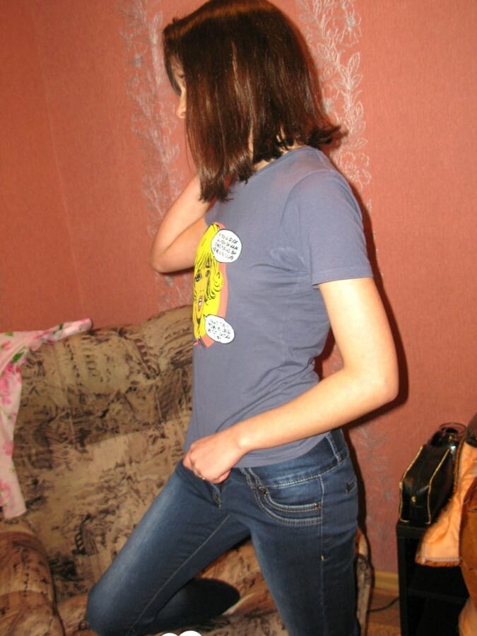 Cute teen posing naked for the camera