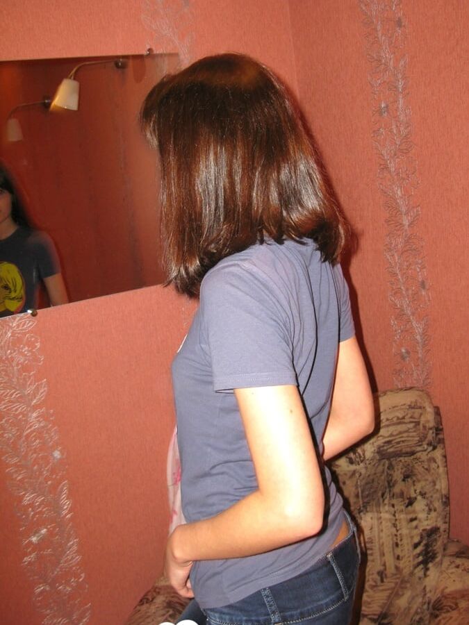 Cute teen posing naked for the camera