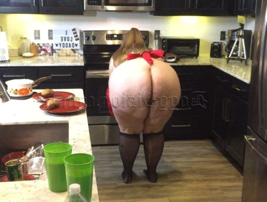 Big Booty Blonde BBW Cooking Show