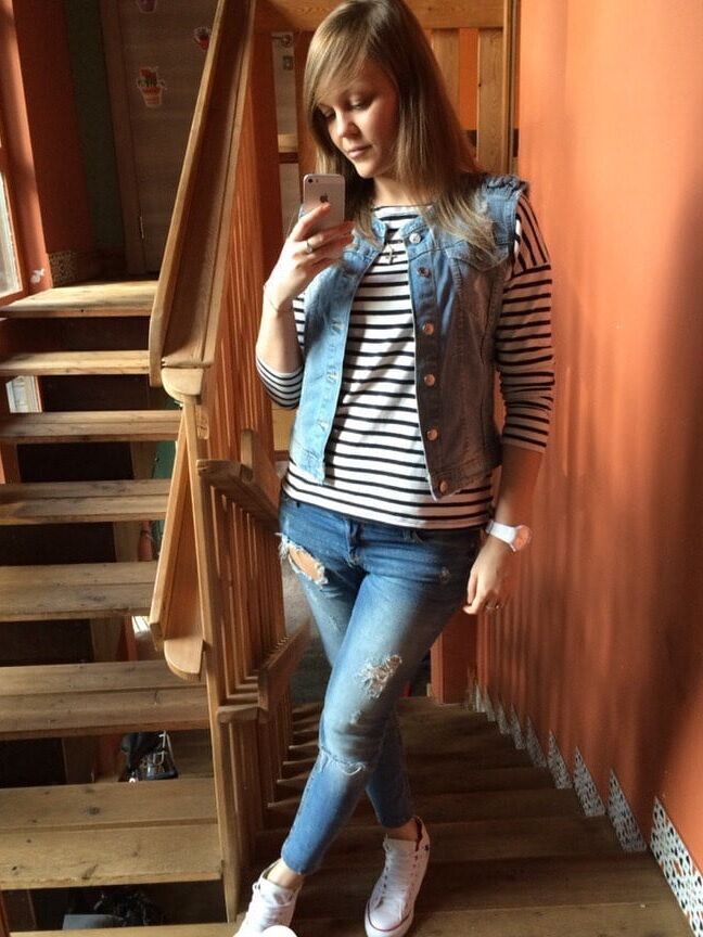 Pretty babe loves taking pics of herself