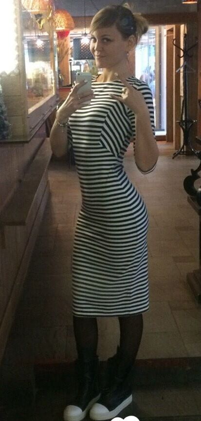 Pretty babe loves taking pics of herself