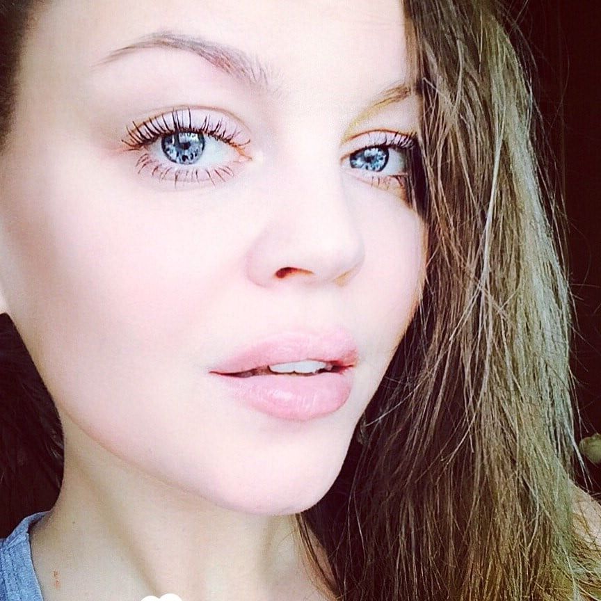 Pretty babe loves taking pics of herself