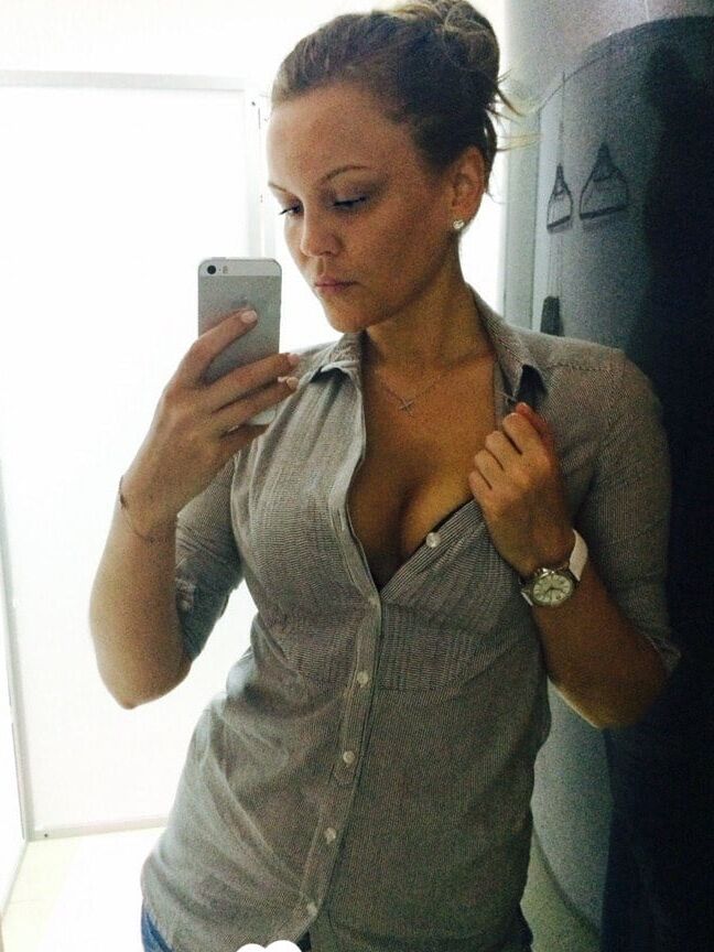 Pretty babe loves taking pics of herself