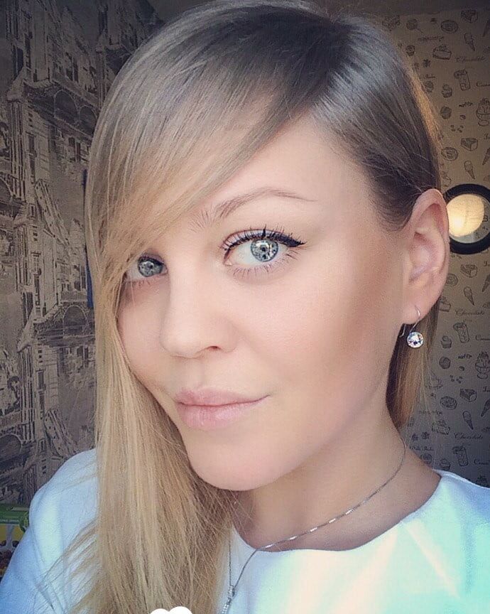 Pretty babe loves taking pics of herself
