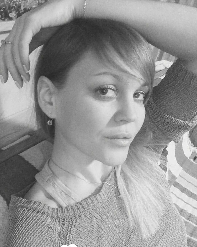 Pretty babe loves taking pics of herself