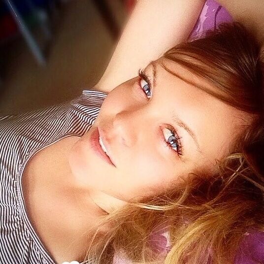 Pretty babe loves taking pics of herself