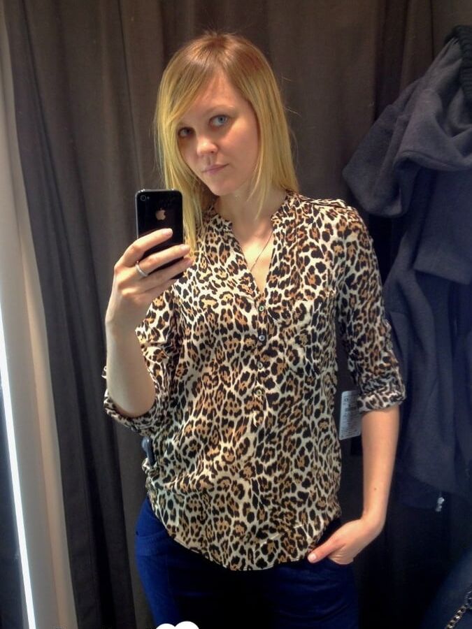 Pretty babe loves taking pics of herself