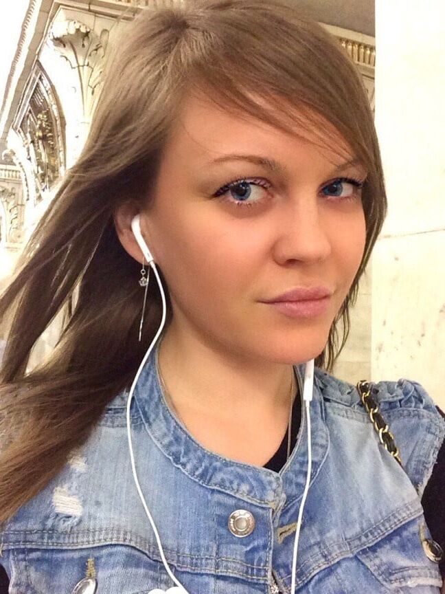 Pretty babe loves taking pics of herself