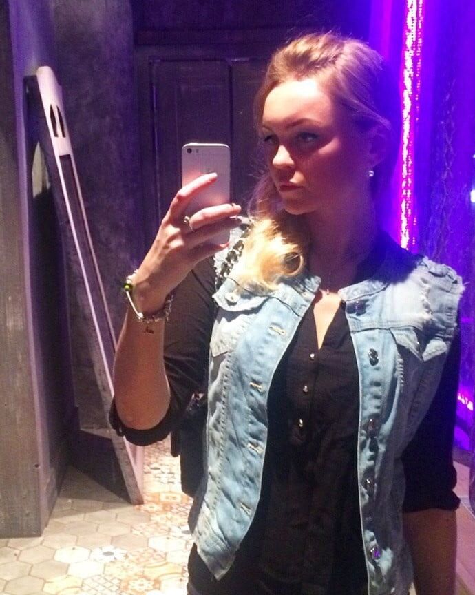 Pretty babe loves taking pics of herself