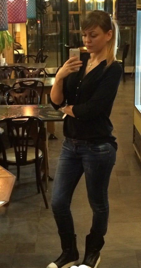 Pretty babe loves taking pics of herself