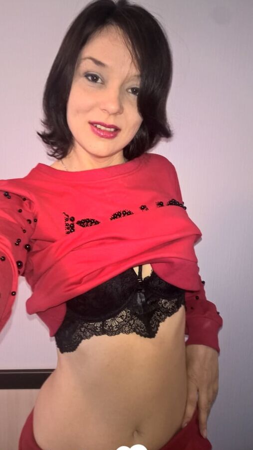 Local MILF sent me these stunning nudes