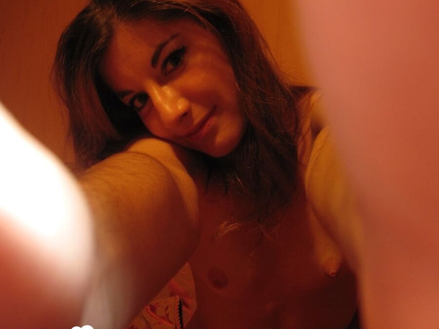 Amateur babe showing off her small titties