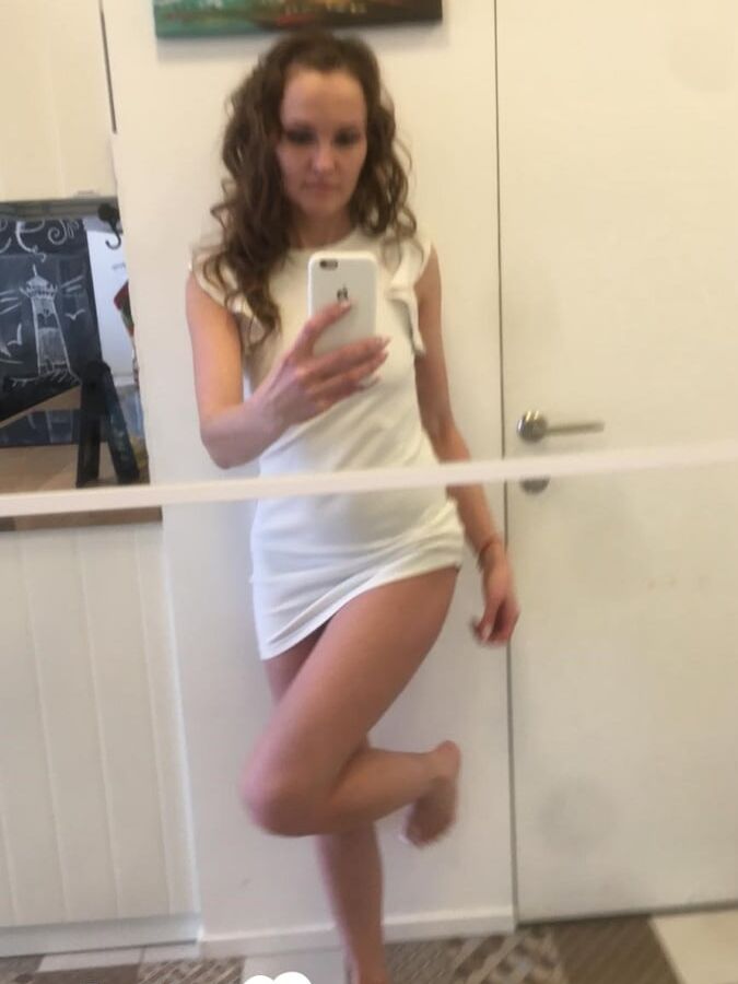 Naughty babe knows how to take incredible nudes