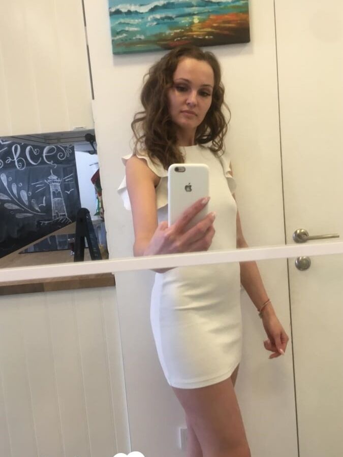 Naughty babe knows how to take incredible nudes