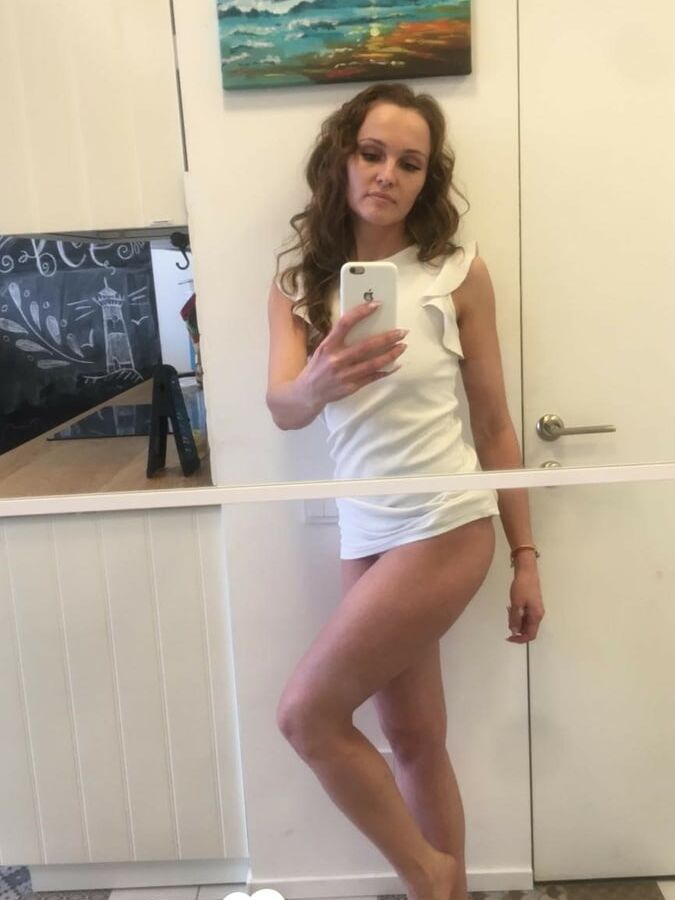 Naughty babe knows how to take incredible nudes