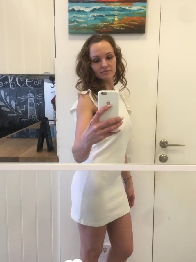 Naughty babe knows how to take incredible nudes