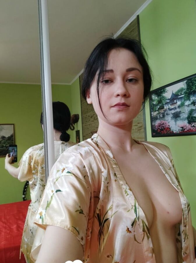 Kinky teen observes herself while taking pics
