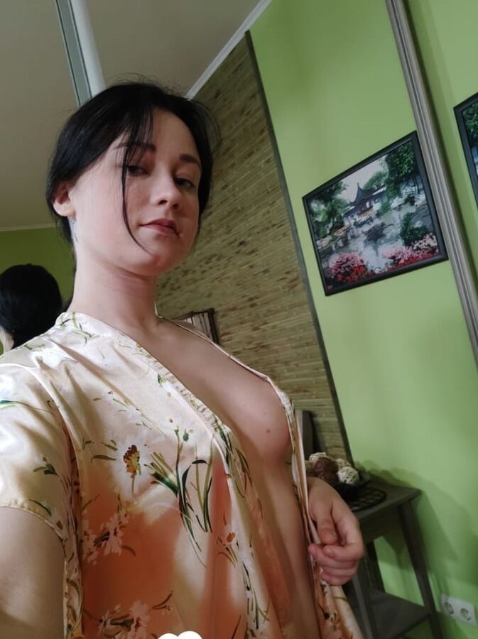 Kinky teen observes herself while taking pics