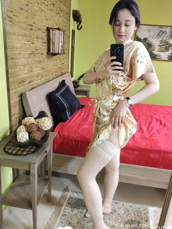 Kinky teen observes herself while taking pics