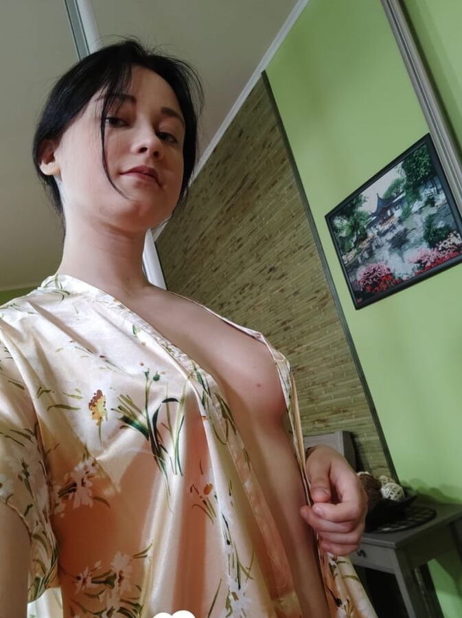 Kinky teen observes herself while taking pics