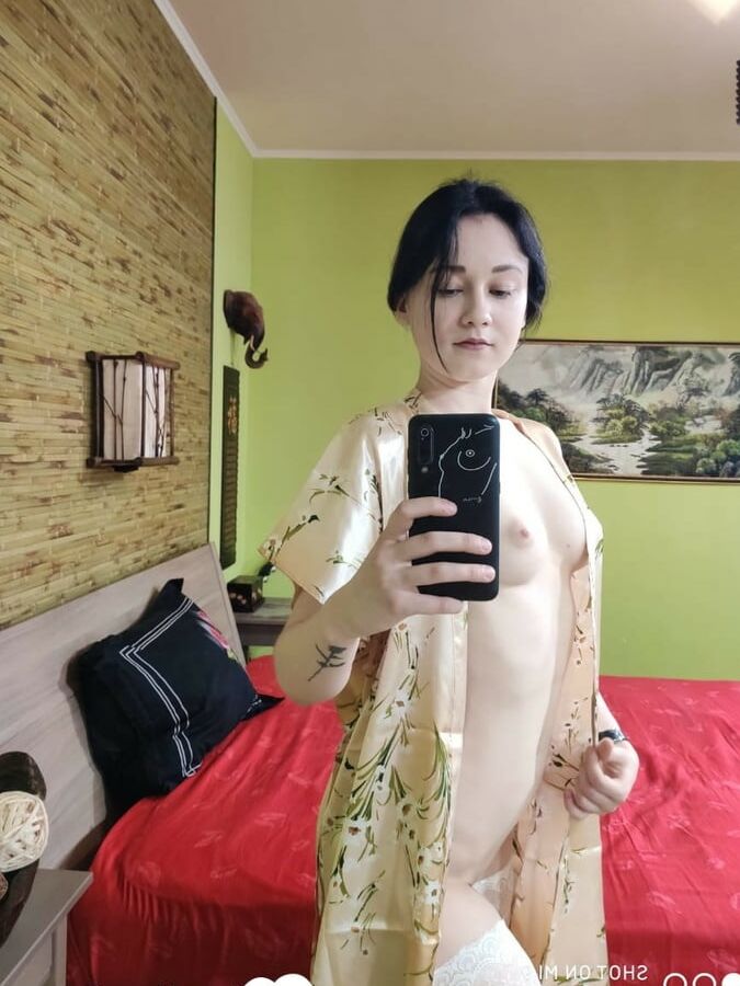 Kinky teen observes herself while taking pics