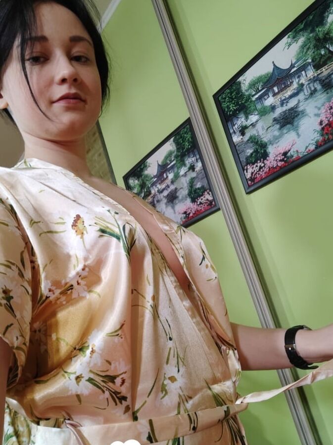 Kinky teen observes herself while taking pics