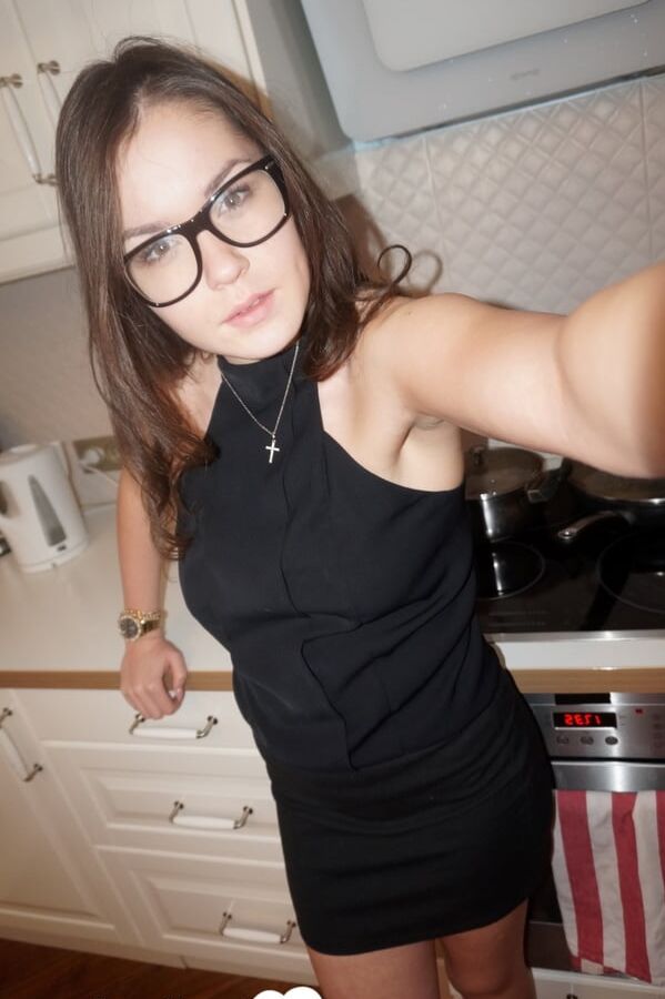 Geeky babe really knows how to tease
